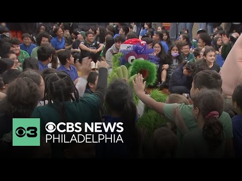 Operation Snowball with Eagles greats brings holiday cheer to students in Philadelphia